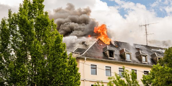 Et hus med et brennende tak