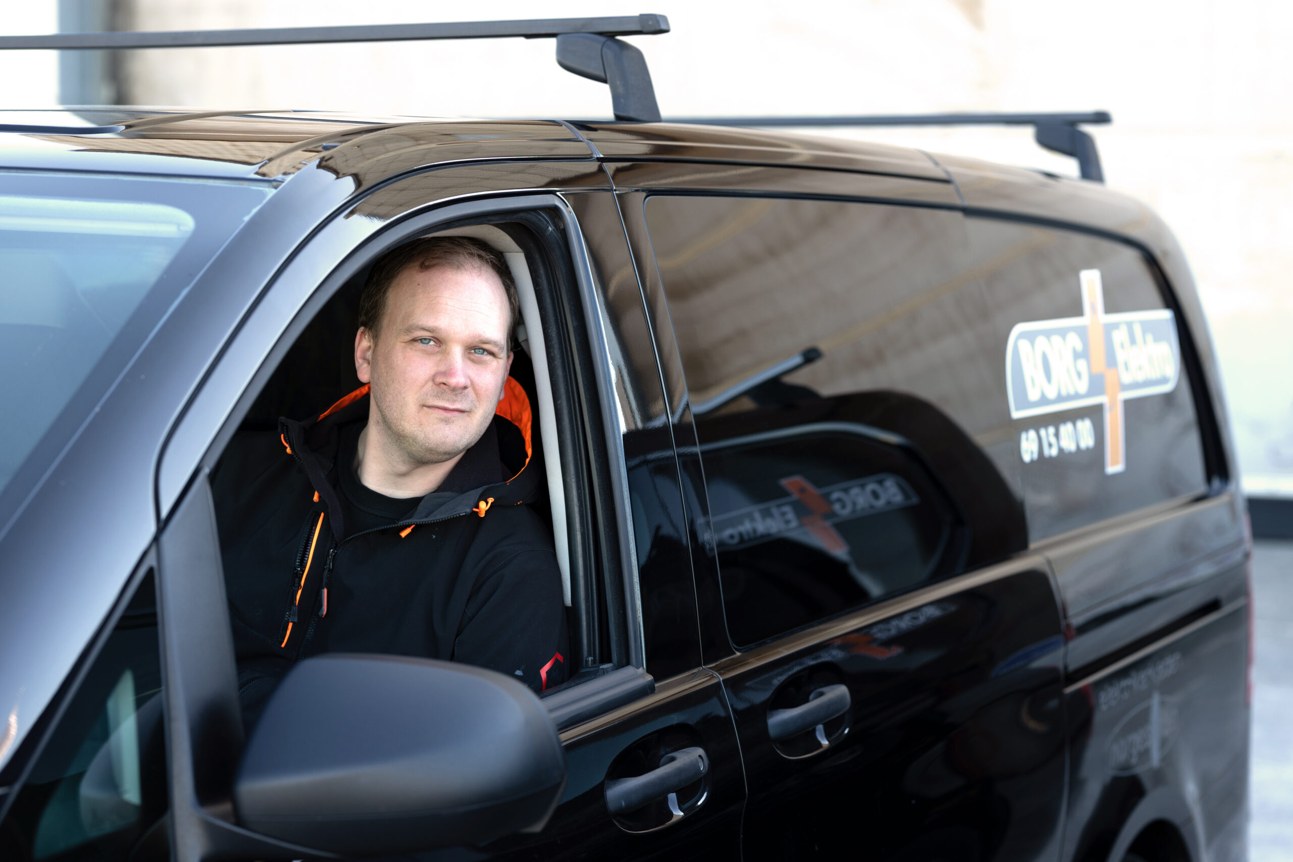 Elektriker fra Borg Elektro ved firmabilen